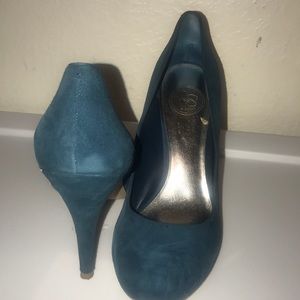 Suede round toe pumps